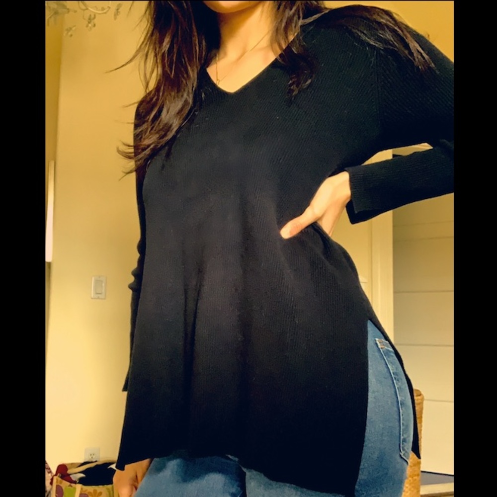 Vince Camuto Ribbed Black V-Neck Sweater